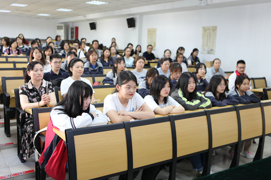 就15级在校学生学习情况和16级新生情况向学生和家长进行了详细介绍