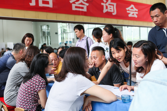 学校领导和各系部主任一大早就等候在现场，对家长和学生进行了热情的接待，对相关问题进行了详细的解答