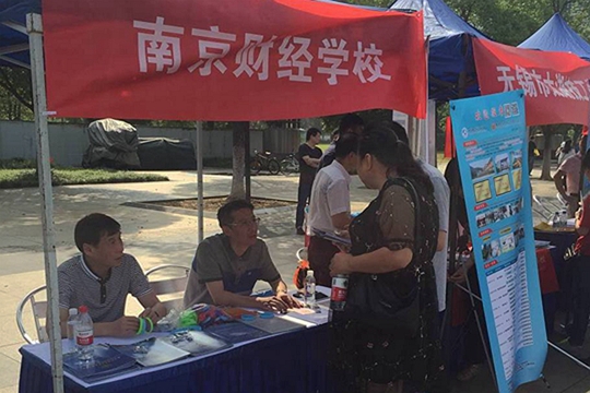 学校老师们热情、细致、耐心、全面的服务得到了考生和家长的一致好评