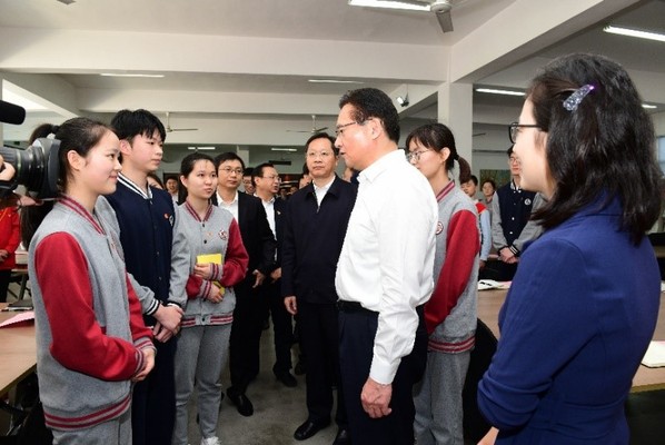 黄钦书记与无锡卫生分院的学生亲切交谈
