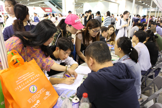 咨询会期间,一批接一批的家长和学生被吸引到展位前询问专业设置和入学条件等 咨询会期间,一批接一批的家长和学生被吸引到展位前询问专业设置和入学条件等