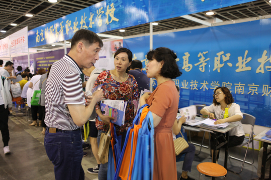 参加咨询的教师们始终以真诚热忱的态度,积极宣传学校的招生政策并耐心解答家长和学生们提出的各种问题 参加咨询的教师们始终以真诚热忱的态度,积极宣传学校的招生政策并耐心解答家长和学生们提出的各种问题