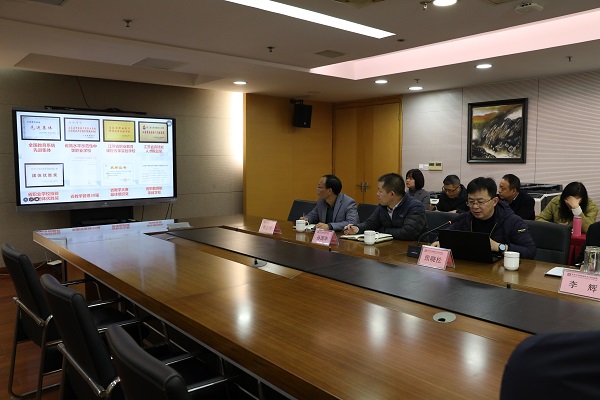 2 听取汇报.JPG 2 听取汇报.JPG