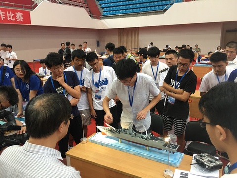 学生在展示作品