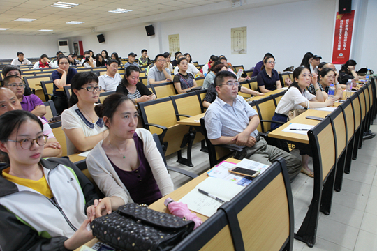 交流会上家长们对中澳班表现出了极大的兴趣 交流会上家长们对中澳班表现出了极大的兴趣