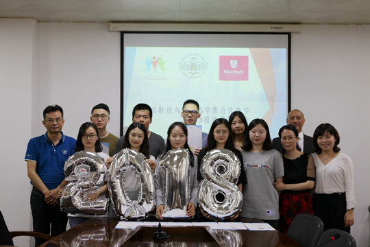 在中澳双方的共同努力下,该班9位同学全部获得莫道克大学预录取通知书和减免1万澳元学费的奖励,7月份,即将正式赴澳深造。 在中澳双方的共同努力下,该班9位同学全部获得莫道克大学预录取通知书和减免1万澳元学费的奖励,7月份,即将正式赴澳深造。