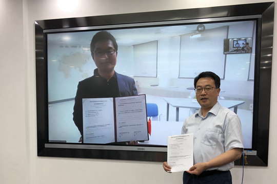 双方签订了合作办学协议并合影留念 双方签订了合作办学协议并合影留念