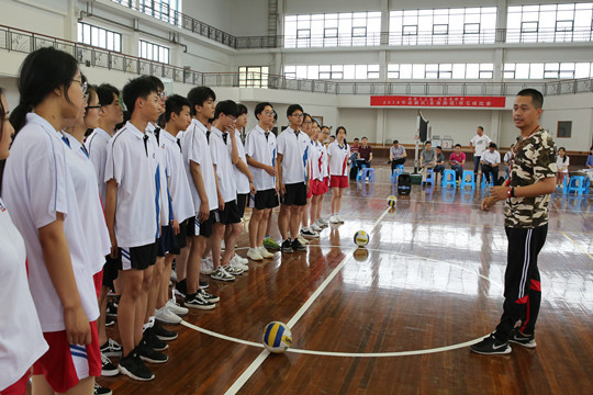 排球——正面双手垫球 授课教师:冯磊 排球——正面双手垫球 授课教师:冯磊